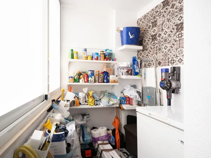 Beautiful ground floor apartment with incredible panoramic sea views. The house has an outdoor garden where you can sunbathe, install a plastic pool, or spend some time with your family and/or friends having a drink. Then we have an entrance that leads to