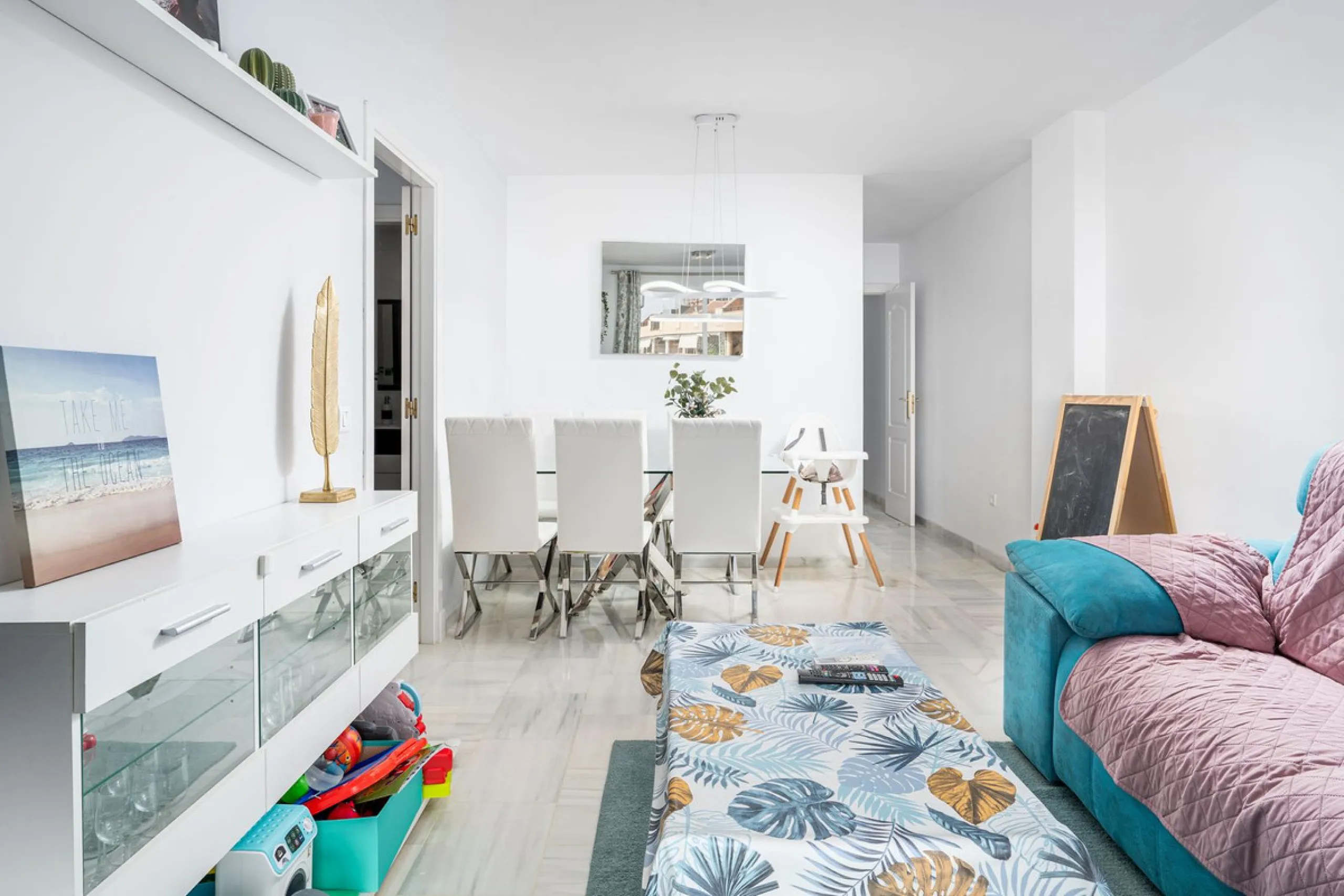 Beautiful ground floor apartment with incredible panoramic sea views. The house has an outdoor garden where you can sunbathe, install a plastic pool, or spend some time with your family and/or friends having a drink. Then we have an entrance that leads to