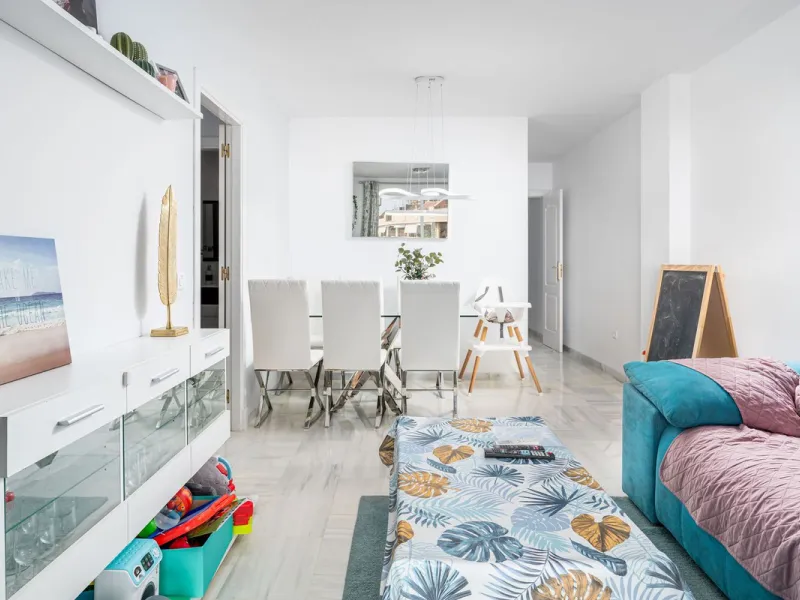 Beautiful ground floor apartment with incredible panoramic sea views. The house has an outdoor garden where you can sunbathe, install a plastic pool, or spend some time with your family and/or friends having a drink. Then we have an entrance that leads to
