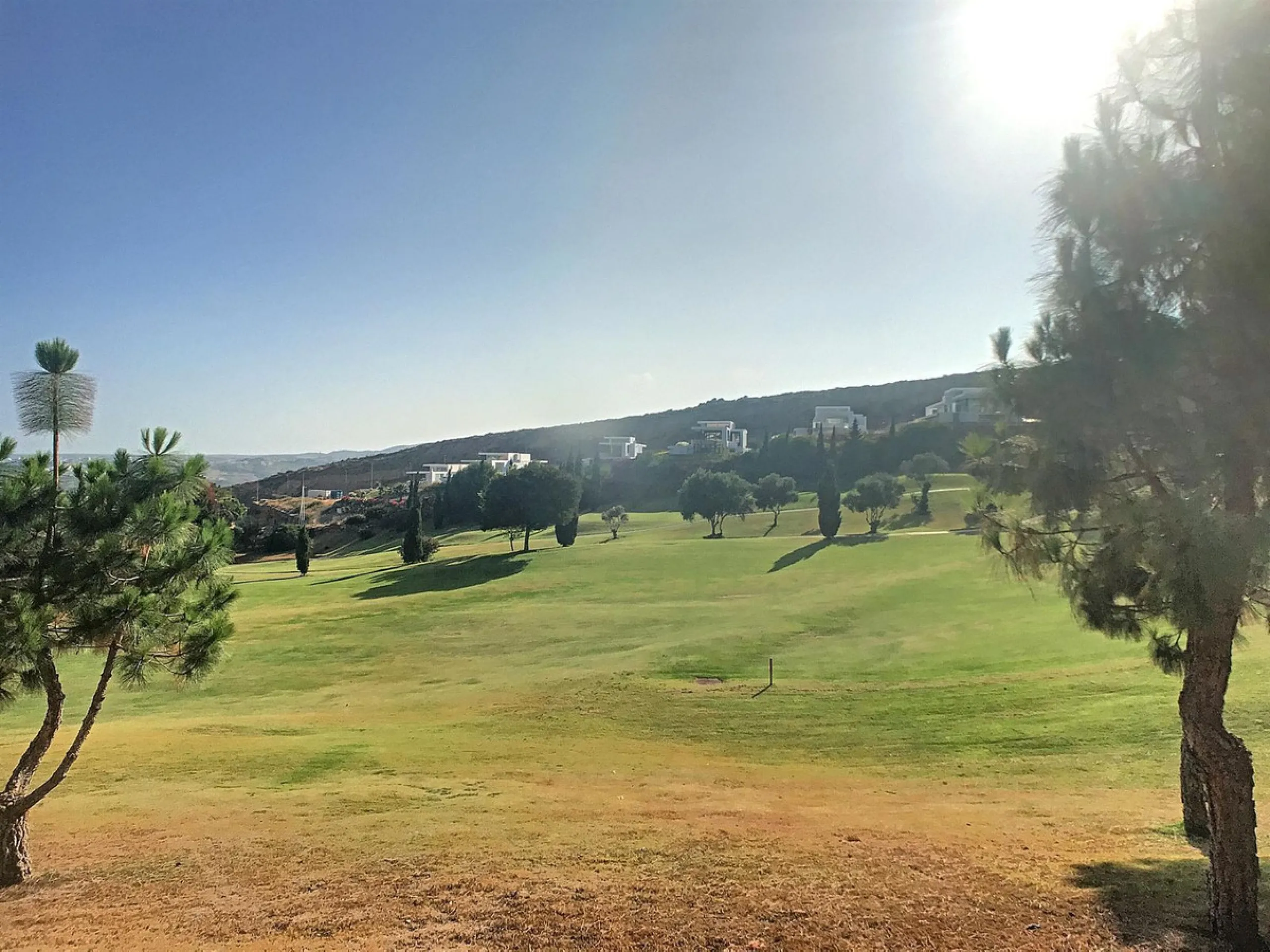Beautiful ground floor apartment with incredible panoramic sea views. The house has an outdoor garden where you can sunbathe, install a plastic pool, or spend some time with your family and/or friends having a drink. Then we have an entrance that leads to