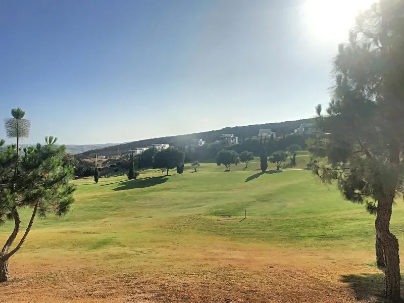 Beautiful ground floor apartment with incredible panoramic sea views. The house has an outdoor garden where you can sunbathe, install a plastic pool, or spend some time with your family and/or friends having a drink. Then we have an entrance that leads to