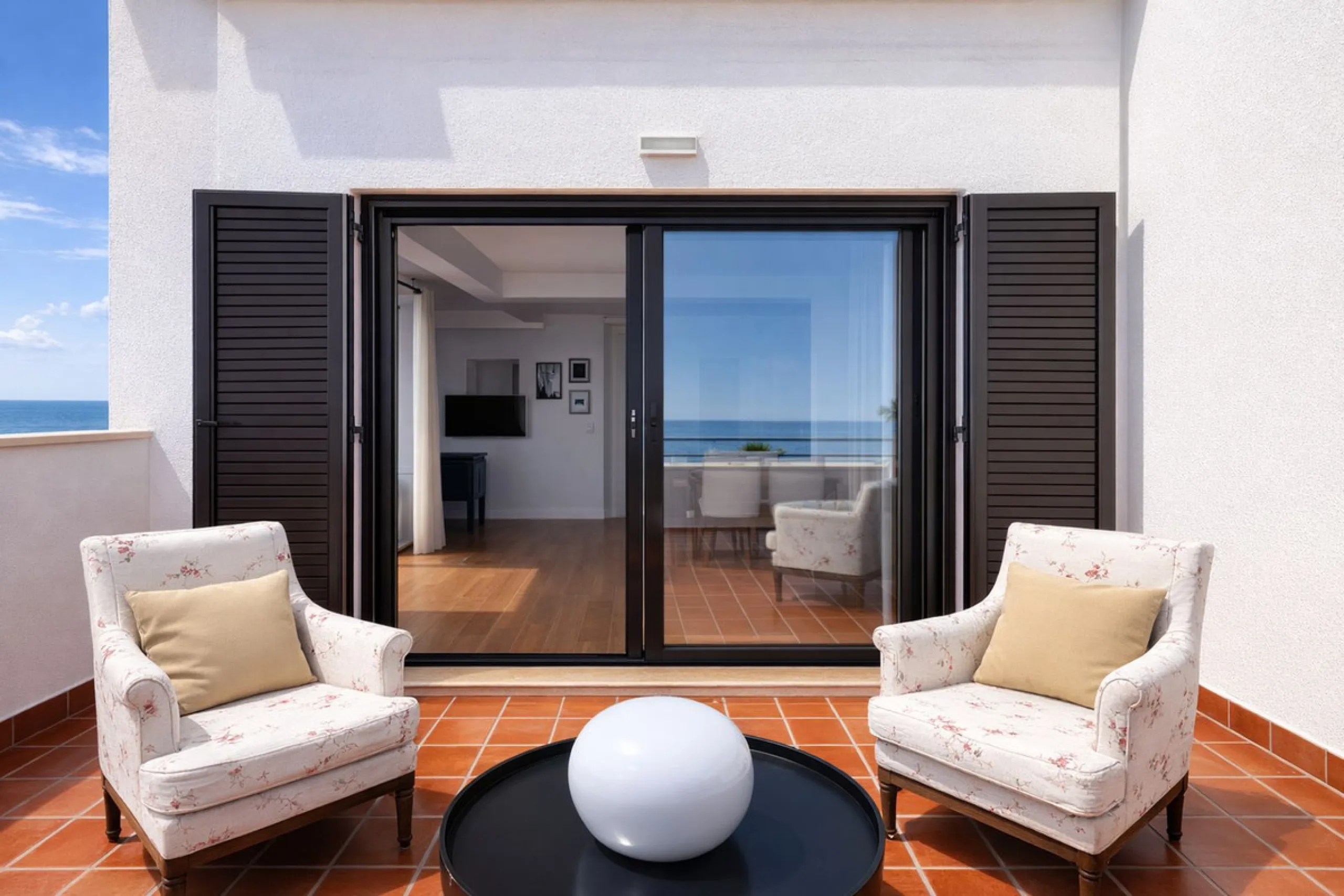 BEACHFRONT APARTMENT WITH PANORAMIC SEA VIEWS