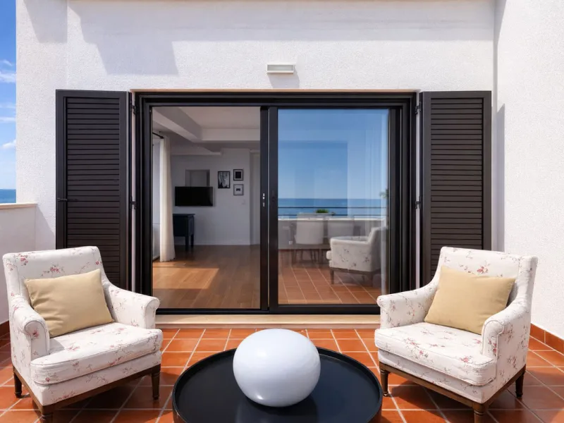 BEACHFRONT APARTMENT WITH PANORAMIC SEA VIEWS
