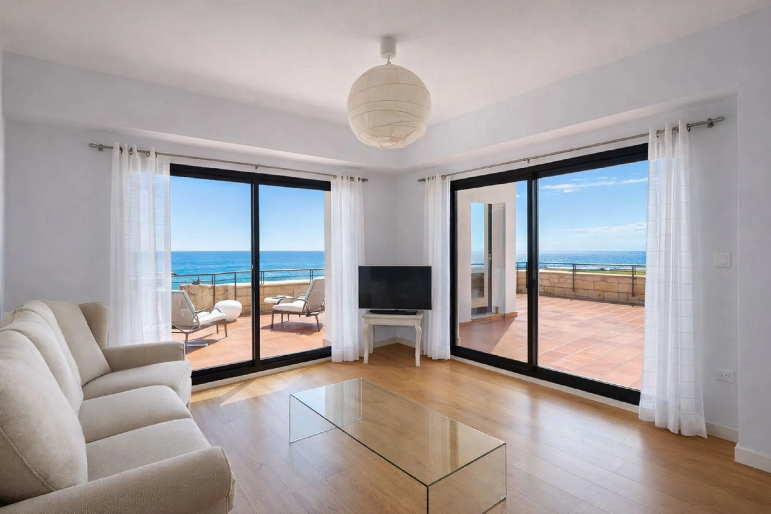 BEACHFRONT APARTMENT WITH PANORAMIC SEA VIEWS