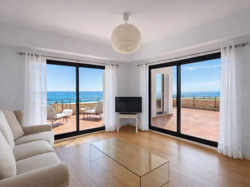 BEACHFRONT APARTMENT WITH PANORAMIC SEA VIEWS