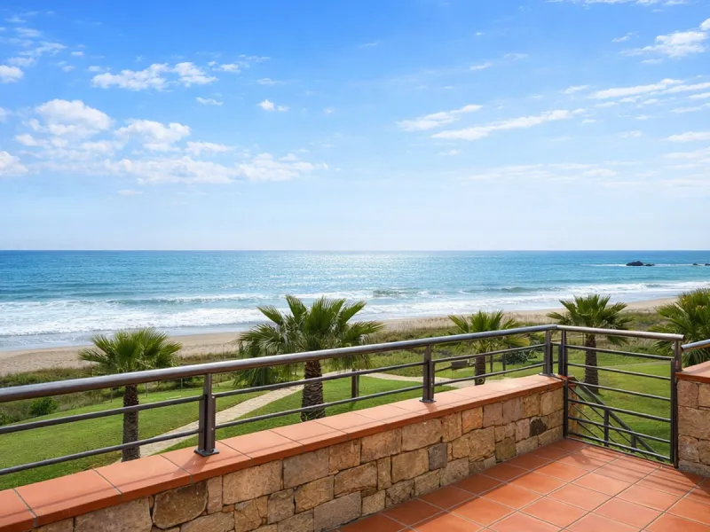 BEACHFRONT APARTMENT WITH PANORAMIC SEA VIEWS