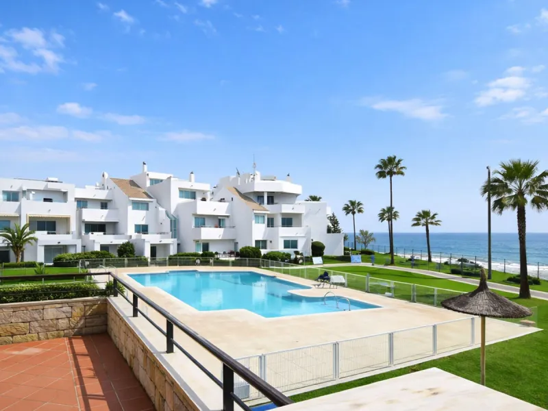 BEACHFRONT APARTMENT WITH PANORAMIC SEA VIEWS