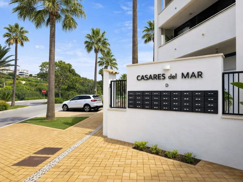 BEACHFRONT APARTMENT WITH PANORAMIC SEA VIEWS