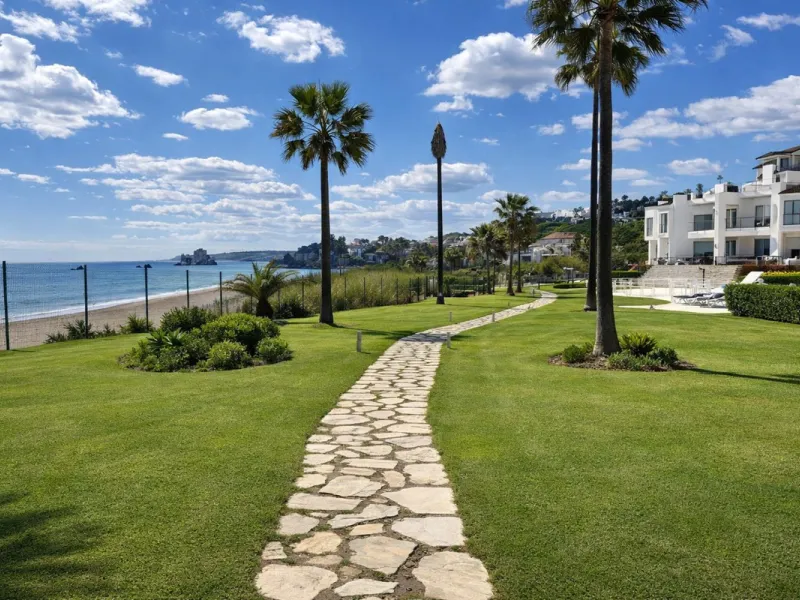 BEACHFRONT APARTMENT WITH PANORAMIC SEA VIEWS