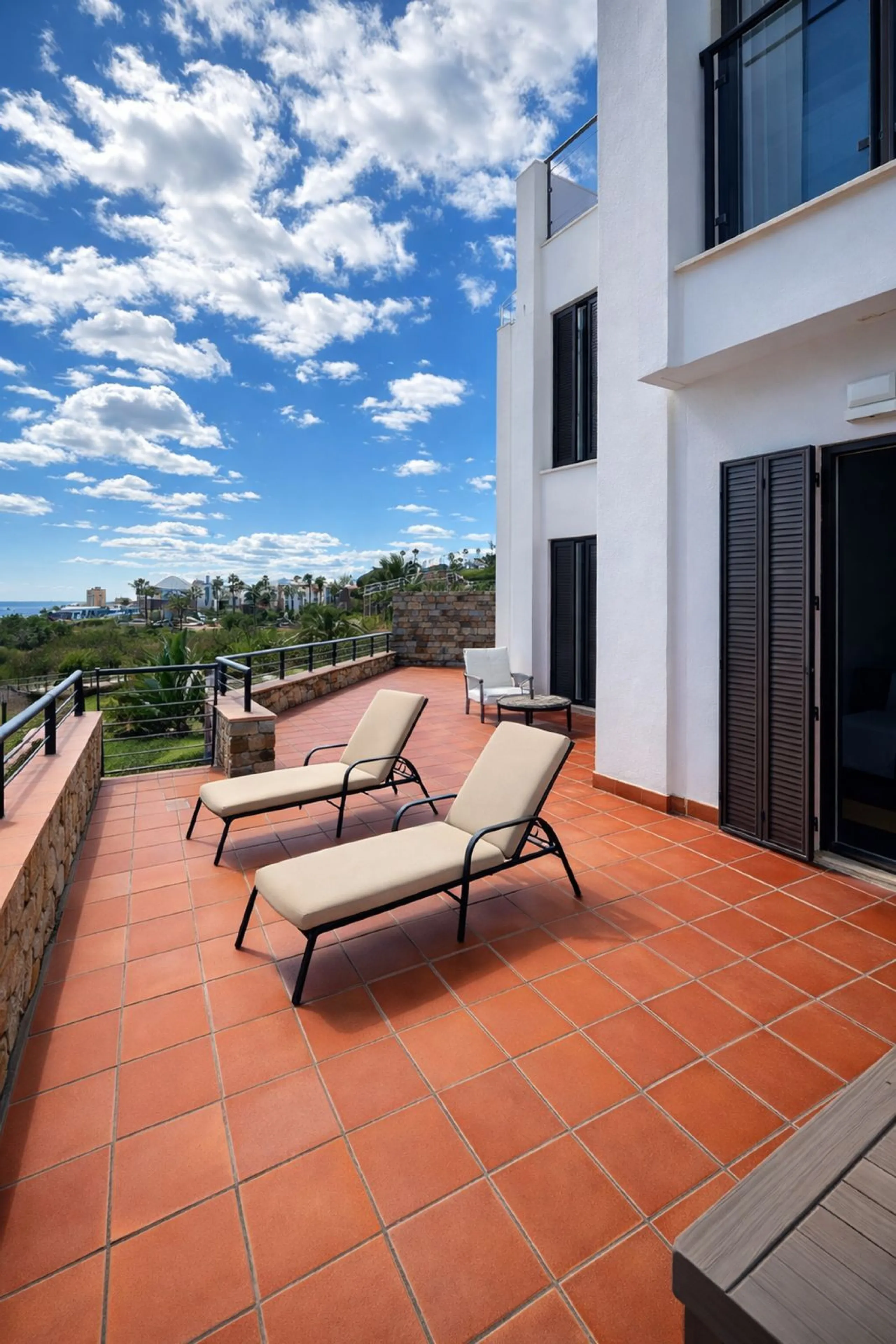 BEACHFRONT APARTMENT WITH PANORAMIC SEA VIEWS