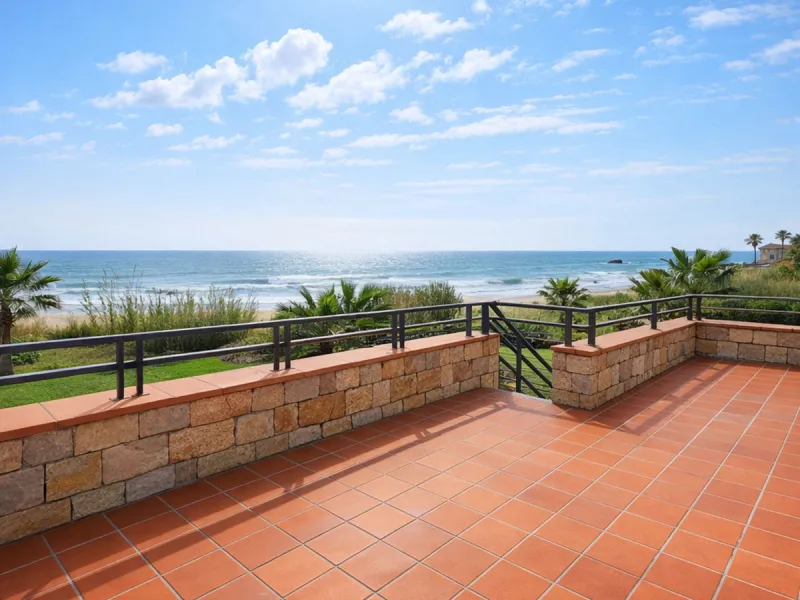 BEACHFRONT APARTMENT WITH PANORAMIC SEA VIEWS