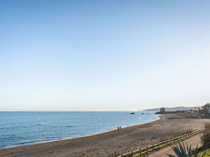 BEACHFRONT APARTMENT WITH PANORAMIC SEA VIEWS