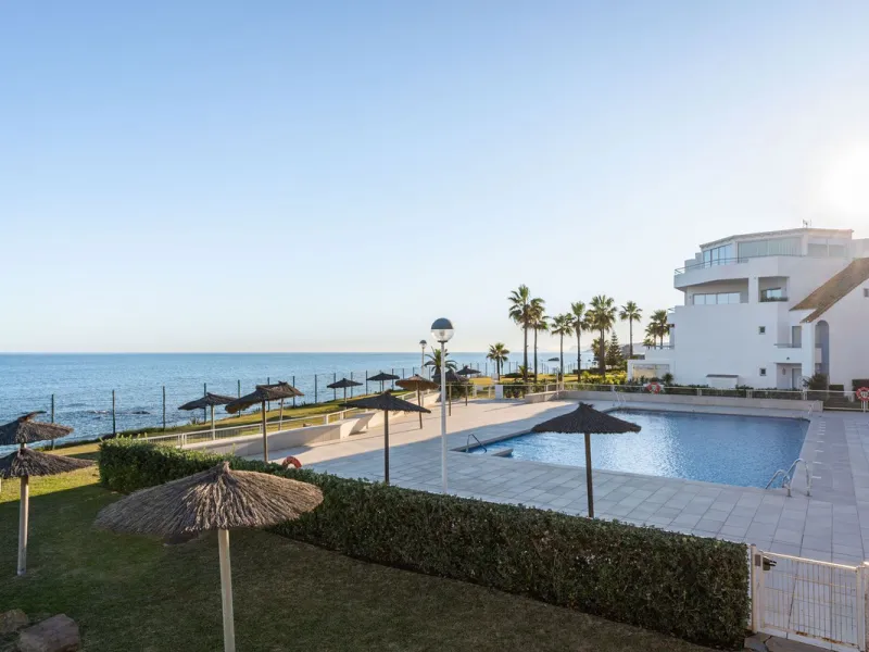 BEACHFRONT APARTMENT WITH PANORAMIC SEA VIEWS