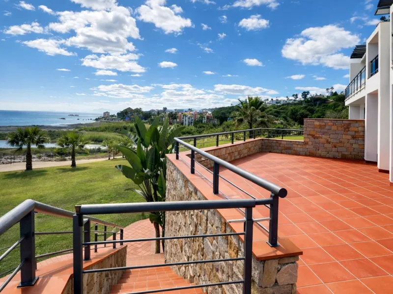 BEACHFRONT APARTMENT WITH PANORAMIC SEA VIEWS