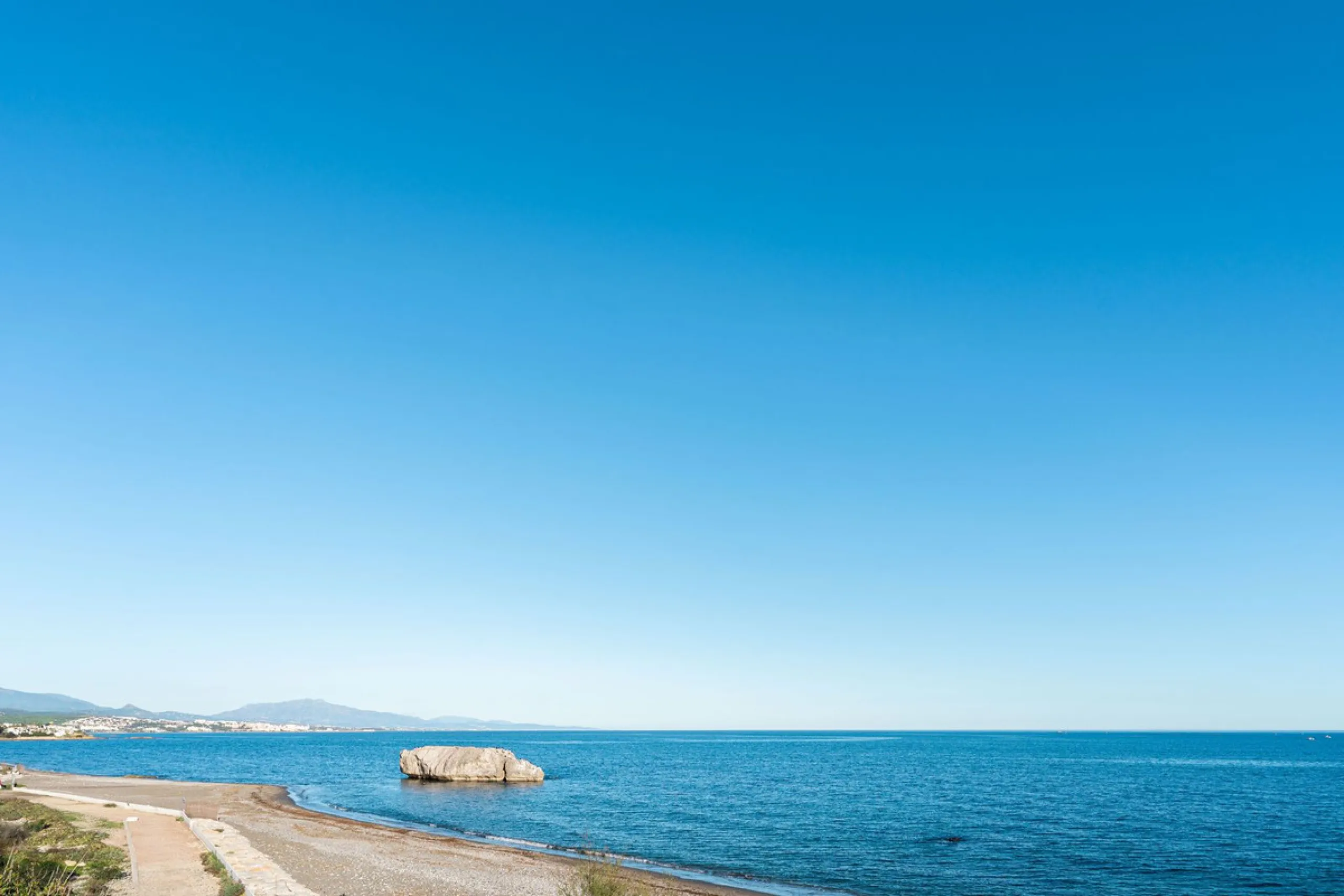 BEACHFRONT APARTMENT WITH PANORAMIC SEA VIEWS