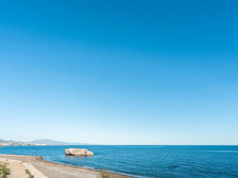 BEACHFRONT APARTMENT WITH PANORAMIC SEA VIEWS