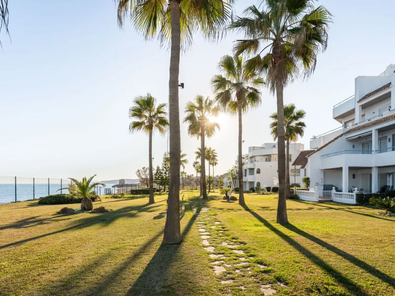 BEACHFRONT APARTMENT WITH PANORAMIC SEA VIEWS