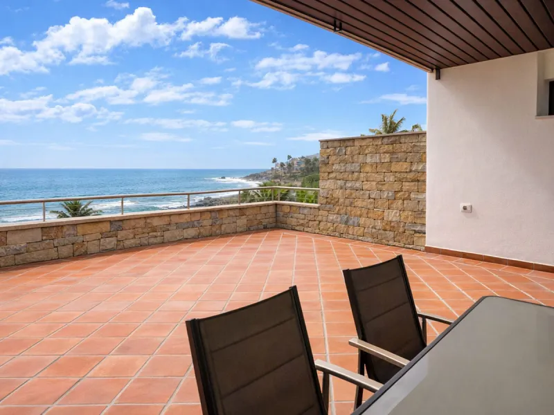 BEACHFRONT APARTMENT WITH PANORAMIC SEA VIEWS