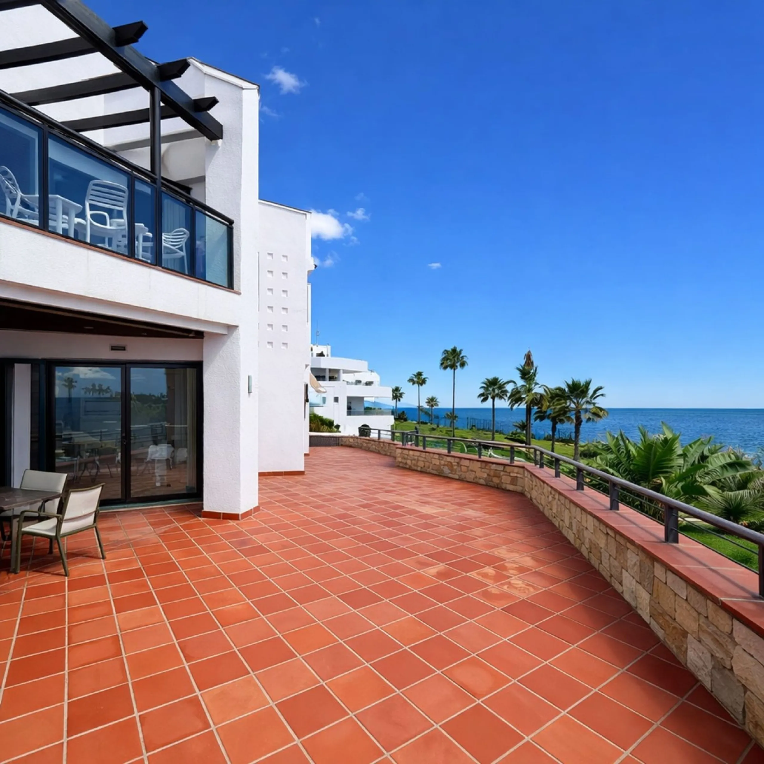 BEACHFRONT APARTMENT WITH PANORAMIC SEA VIEWS