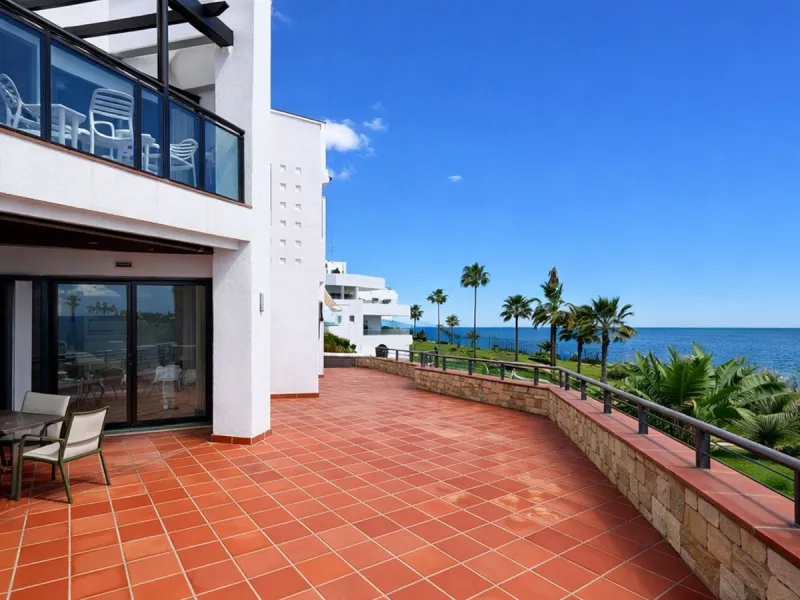 BEACHFRONT APARTMENT WITH PANORAMIC SEA VIEWS
