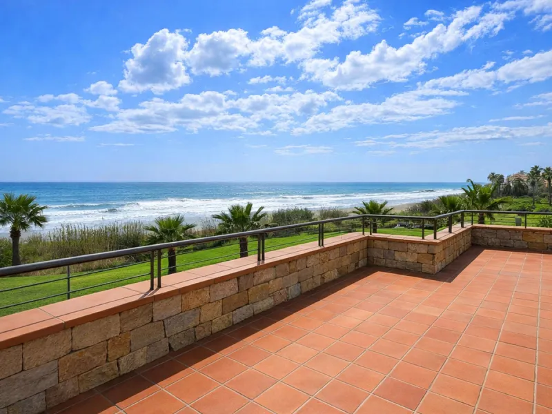 BEACHFRONT APARTMENT WITH PANORAMIC SEA VIEWS