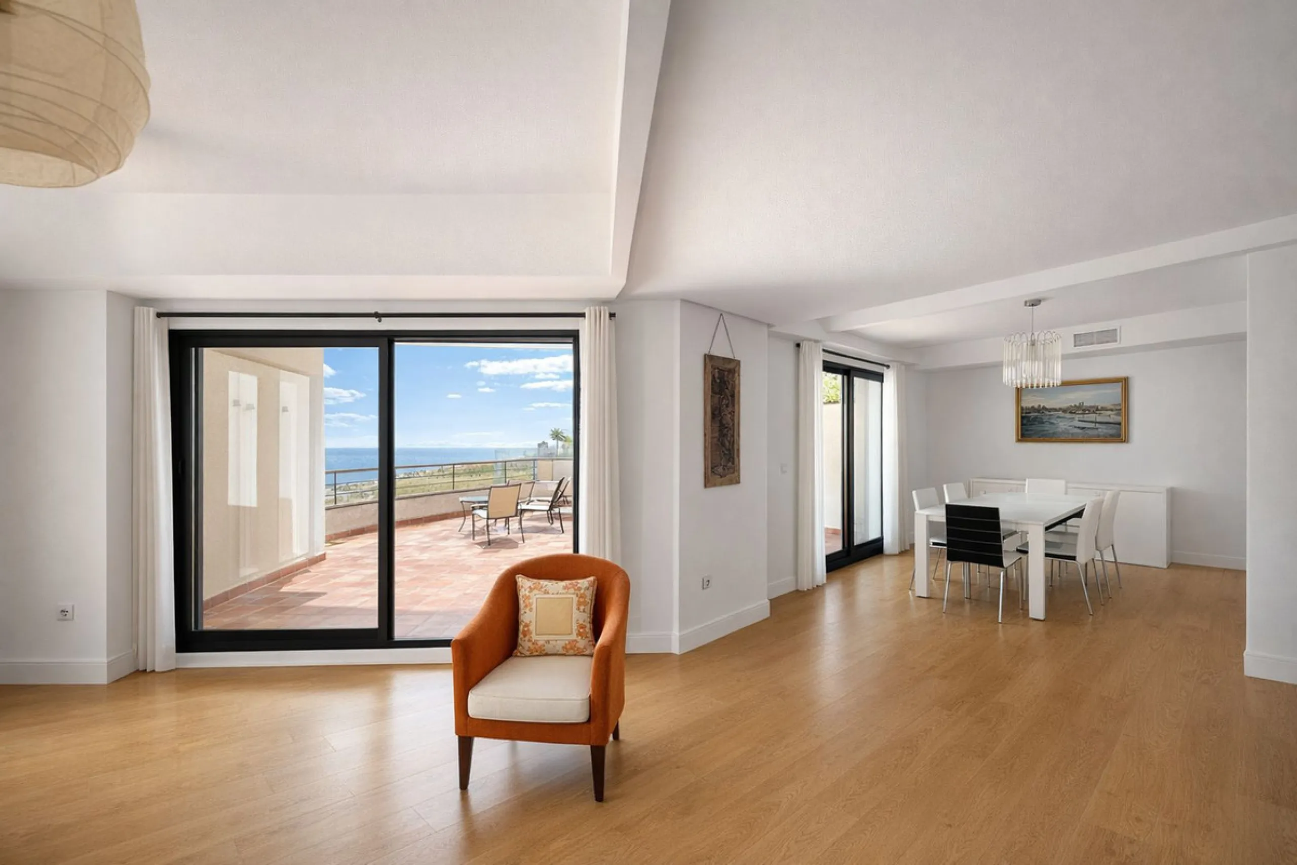BEACHFRONT APARTMENT WITH PANORAMIC SEA VIEWS