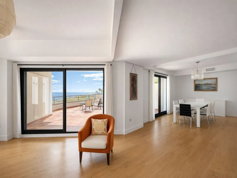 BEACHFRONT APARTMENT WITH PANORAMIC SEA VIEWS