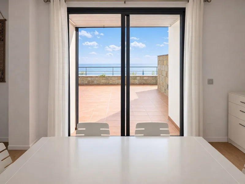 BEACHFRONT APARTMENT WITH PANORAMIC SEA VIEWS