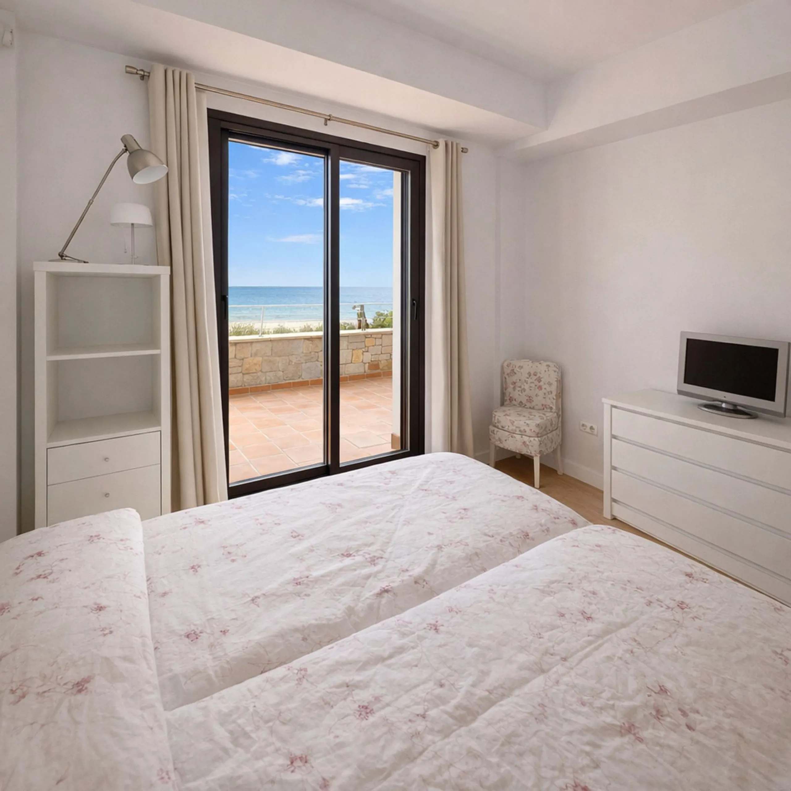 BEACHFRONT APARTMENT WITH PANORAMIC SEA VIEWS