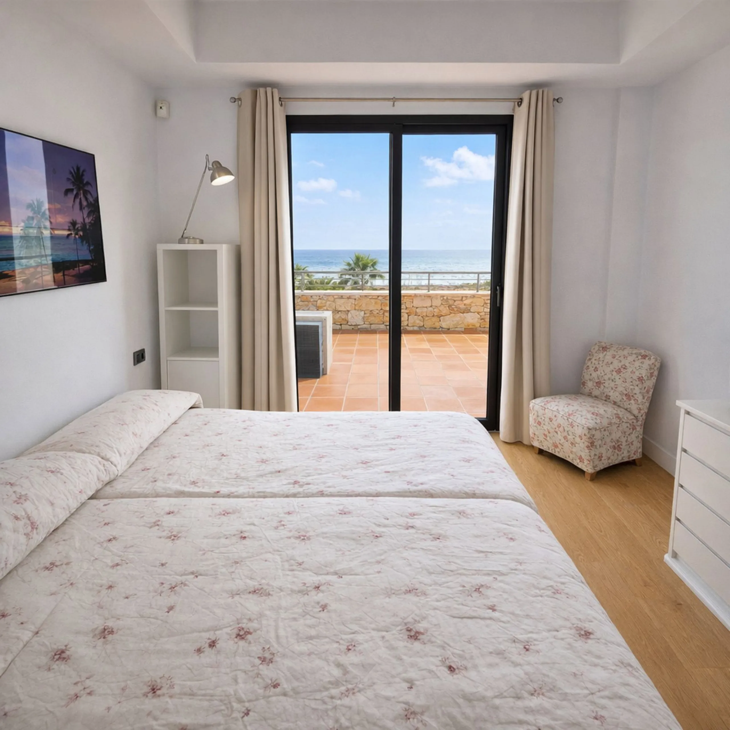 BEACHFRONT APARTMENT WITH PANORAMIC SEA VIEWS