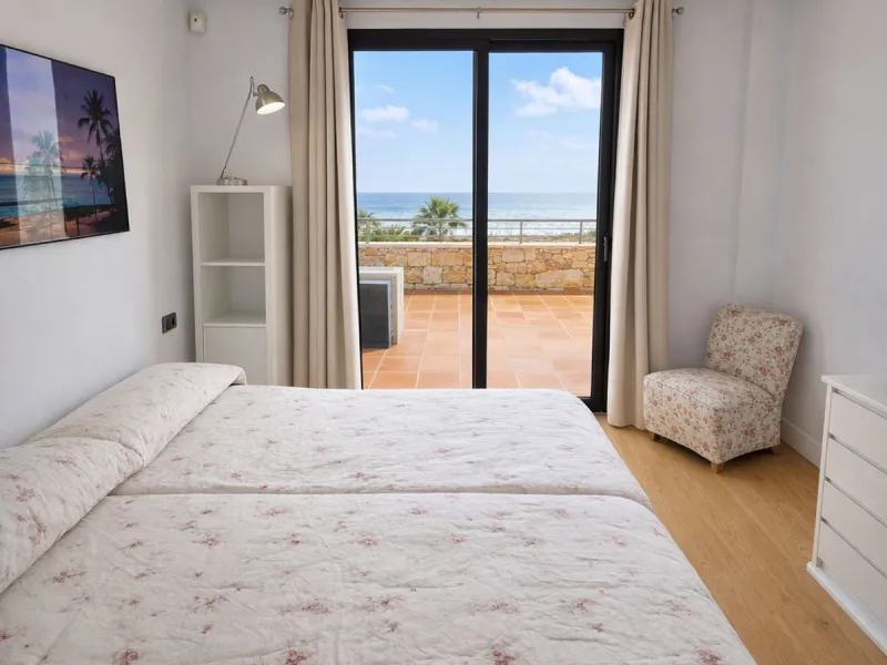 BEACHFRONT APARTMENT WITH PANORAMIC SEA VIEWS