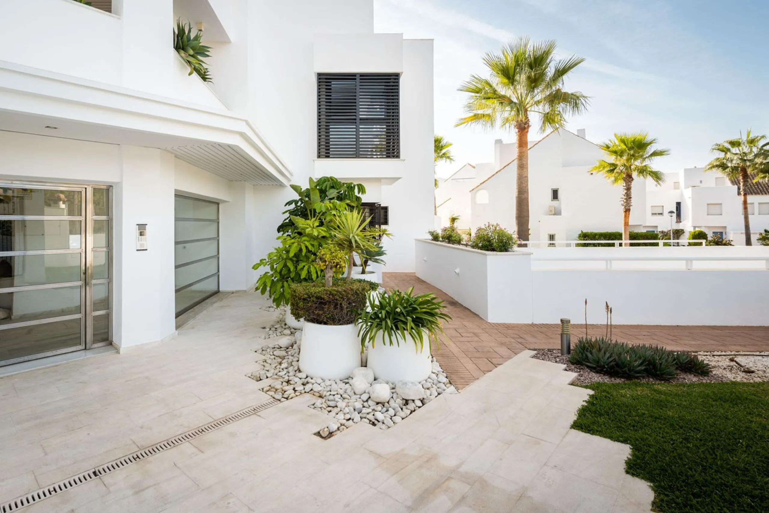 BEACHFRONT APARTMENT WITH PANORAMIC SEA VIEWS
