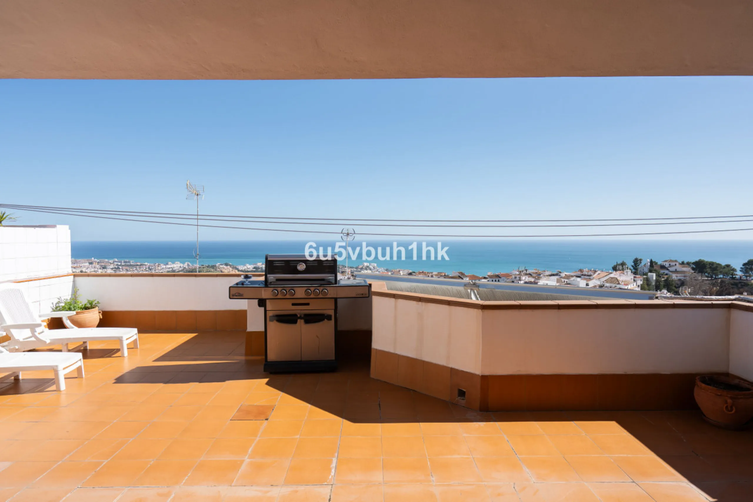 This entire house offers versatile possibilities for personal use, a holiday home, or as an investment opportunity.
