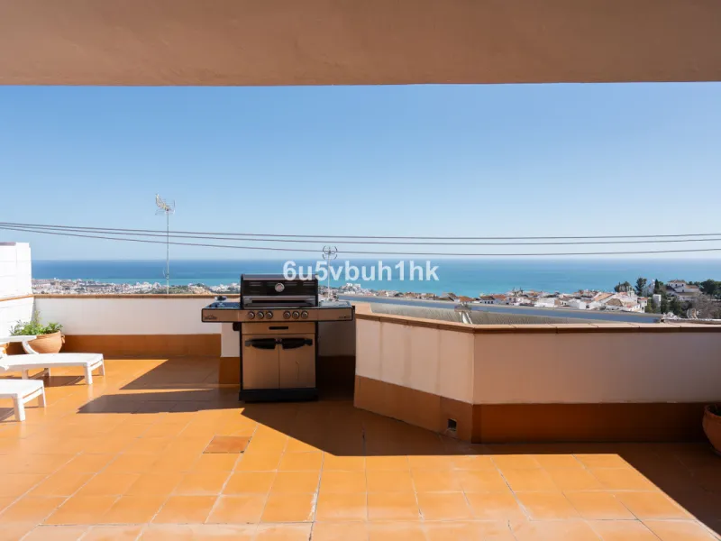 This entire house offers versatile possibilities for personal use, a holiday home, or as an investment opportunity.