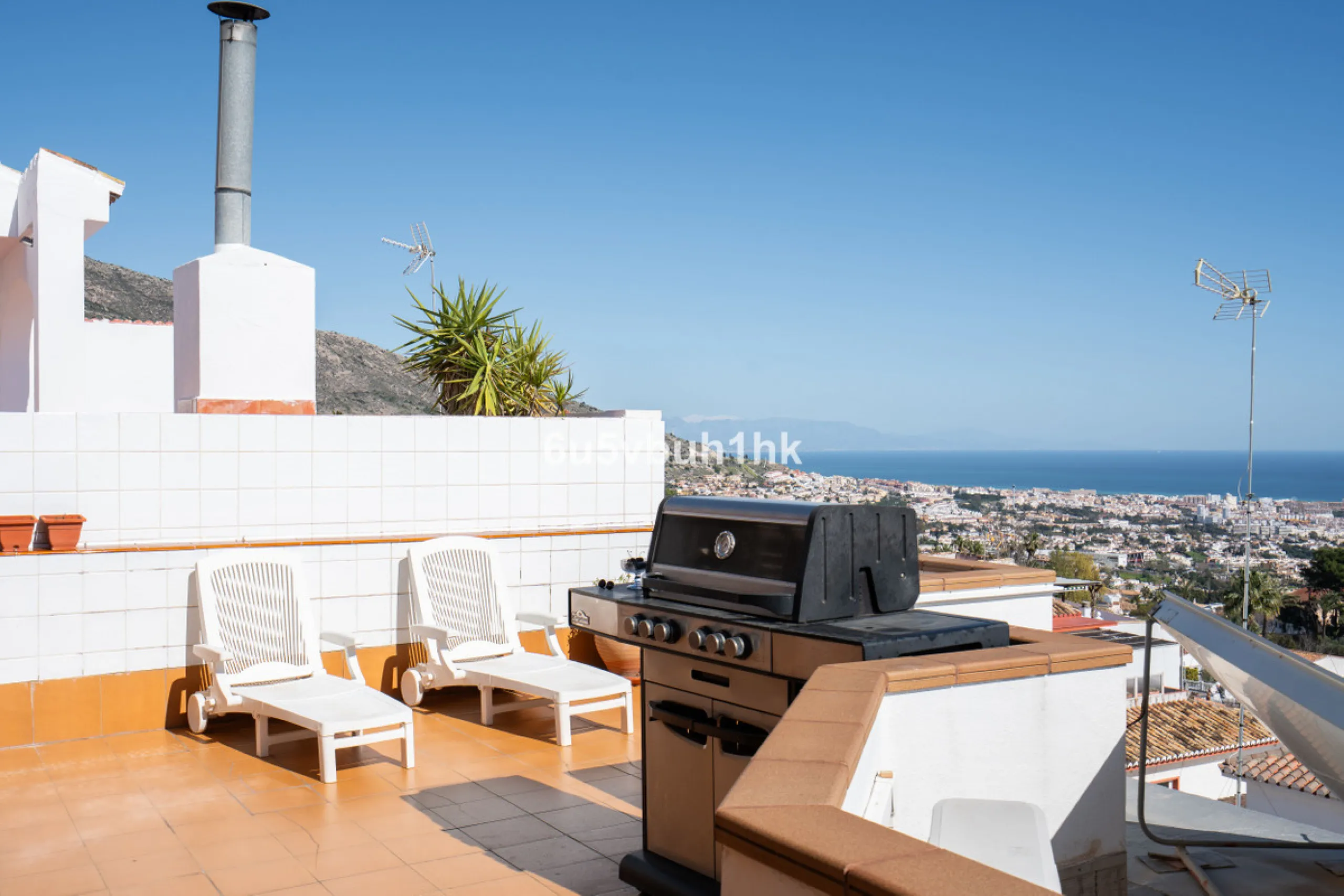 This entire house offers versatile possibilities for personal use, a holiday home, or as an investment opportunity.