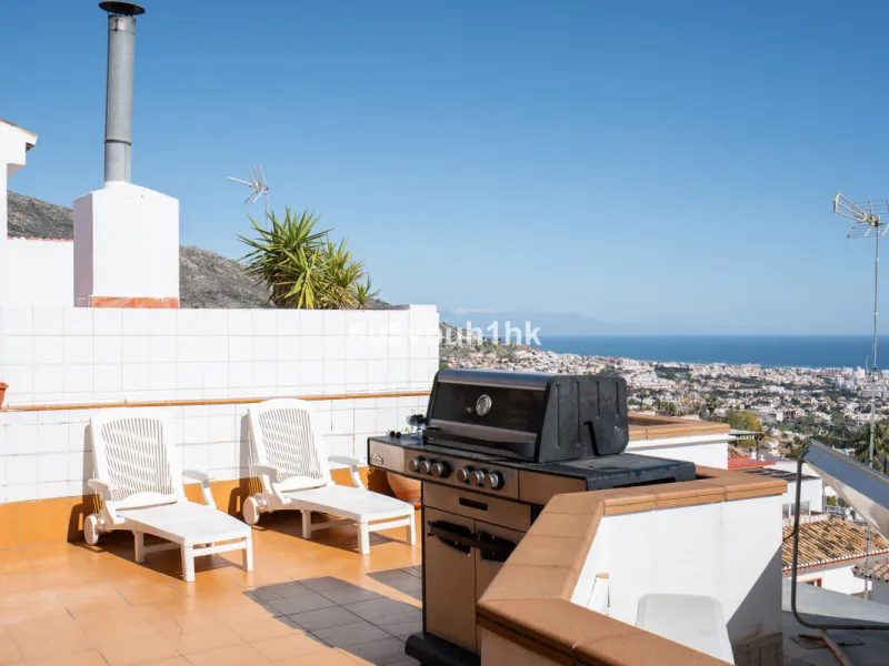 This entire house offers versatile possibilities for personal use, a holiday home, or as an investment opportunity.