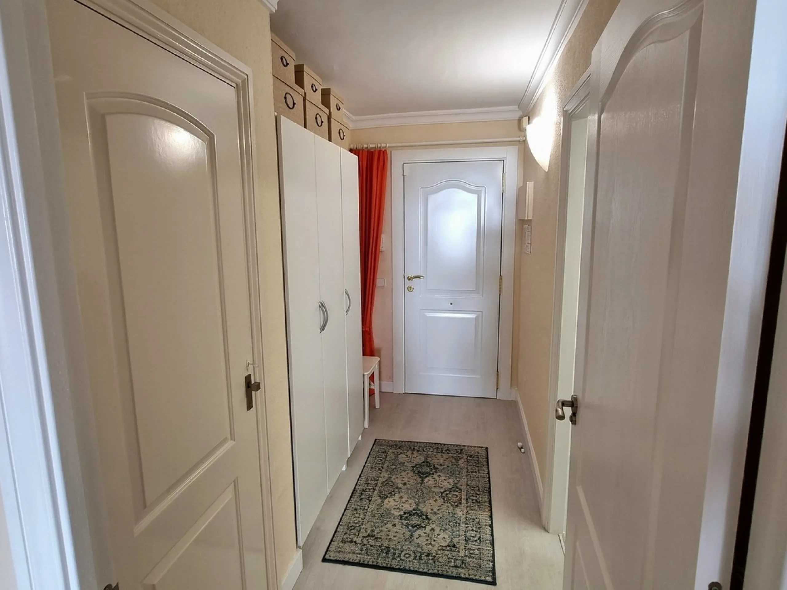 This inviting first‑floor apartment in the sought‑after El Porton community in Calahonda offers generous space, modern comfort and a wonderfully relaxed Mediterranean lifestyle. The home features two bedrooms and two bathrooms, including a main bedroom wi