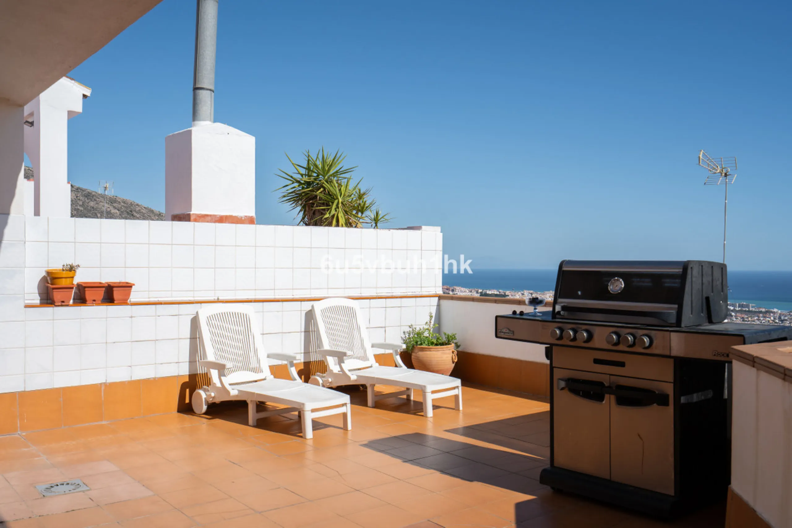 This entire house offers versatile possibilities for personal use, a holiday home, or as an investment opportunity.