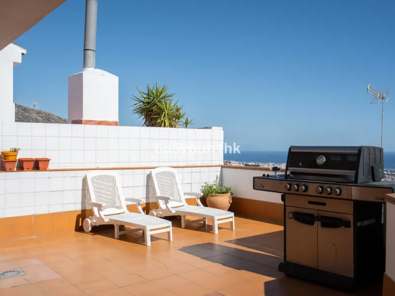 This entire house offers versatile possibilities for personal use, a holiday home, or as an investment opportunity.