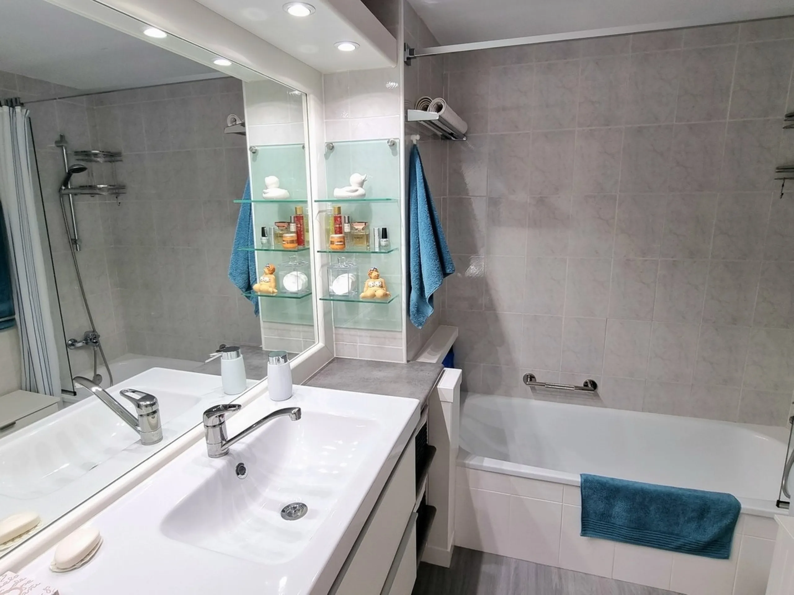 This inviting first‑floor apartment in the sought‑after El Porton community in Calahonda offers generous space, modern comfort and a wonderfully relaxed Mediterranean lifestyle. The home features two bedrooms and two bathrooms, including a main bedroom wi
