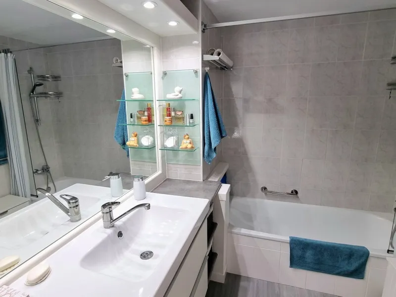 This inviting first‑floor apartment in the sought‑after El Porton community in Calahonda offers generous space, modern comfort and a wonderfully relaxed Mediterranean lifestyle. The home features two bedrooms and two bathrooms, including a main bedroom wi