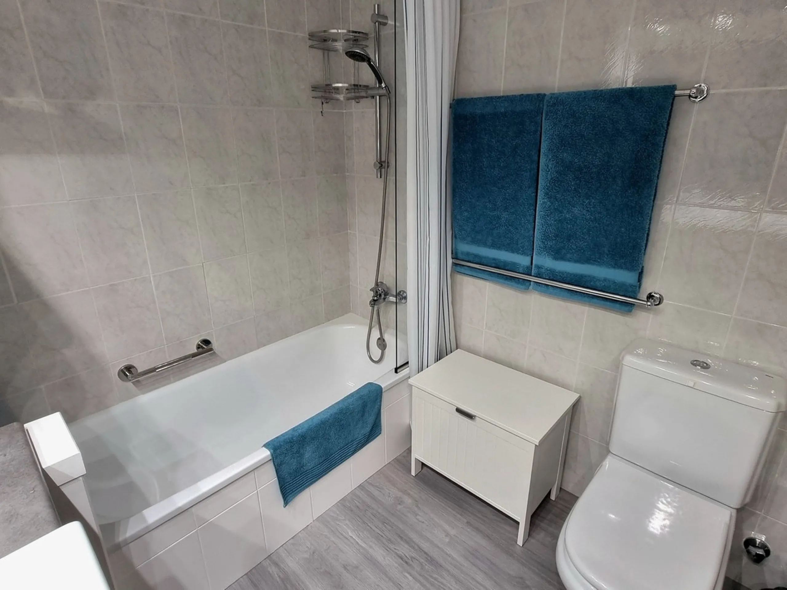This inviting first‑floor apartment in the sought‑after El Porton community in Calahonda offers generous space, modern comfort and a wonderfully relaxed Mediterranean lifestyle. The home features two bedrooms and two bathrooms, including a main bedroom wi