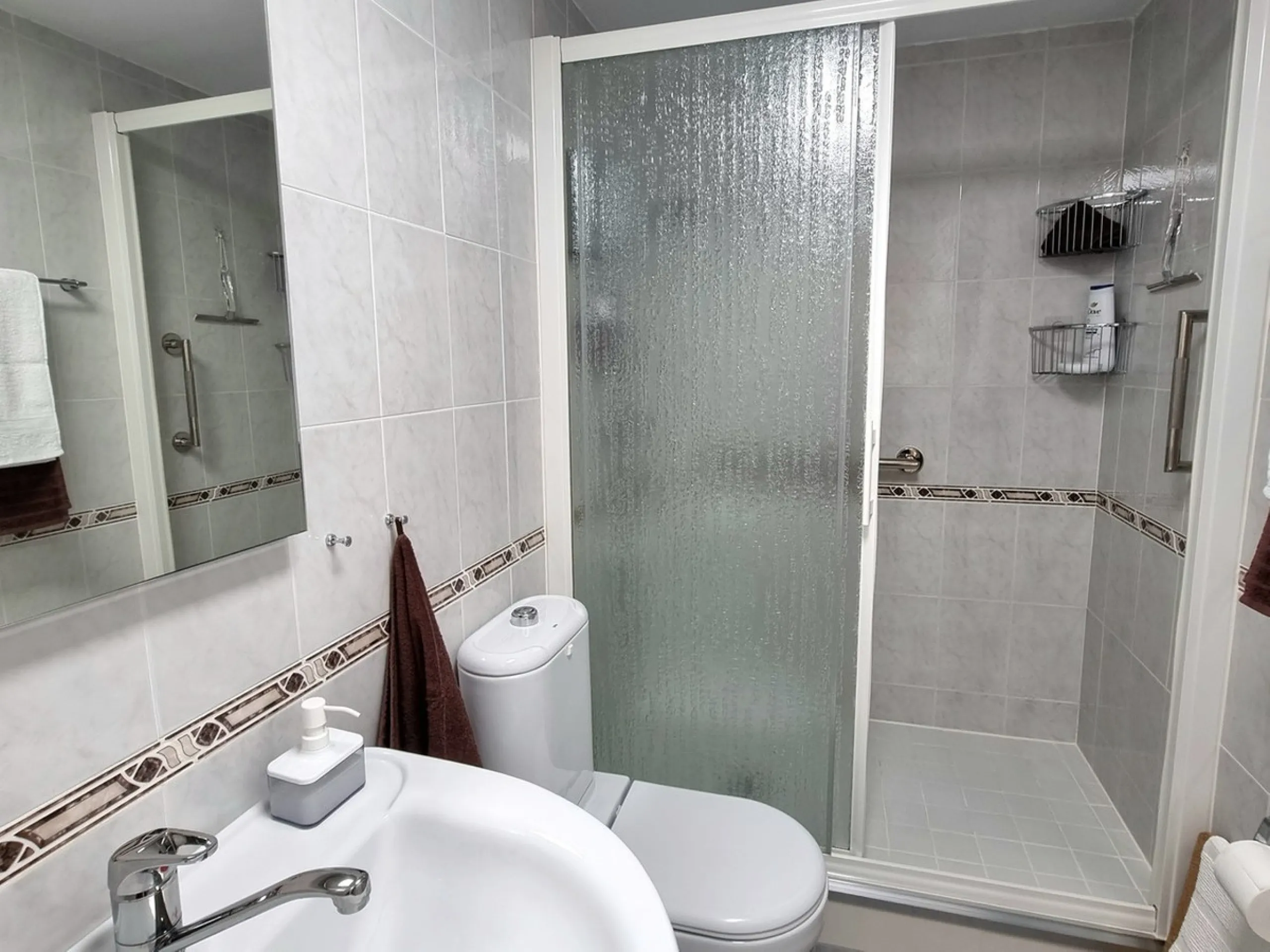 This inviting first‑floor apartment in the sought‑after El Porton community in Calahonda offers generous space, modern comfort and a wonderfully relaxed Mediterranean lifestyle. The home features two bedrooms and two bathrooms, including a main bedroom wi