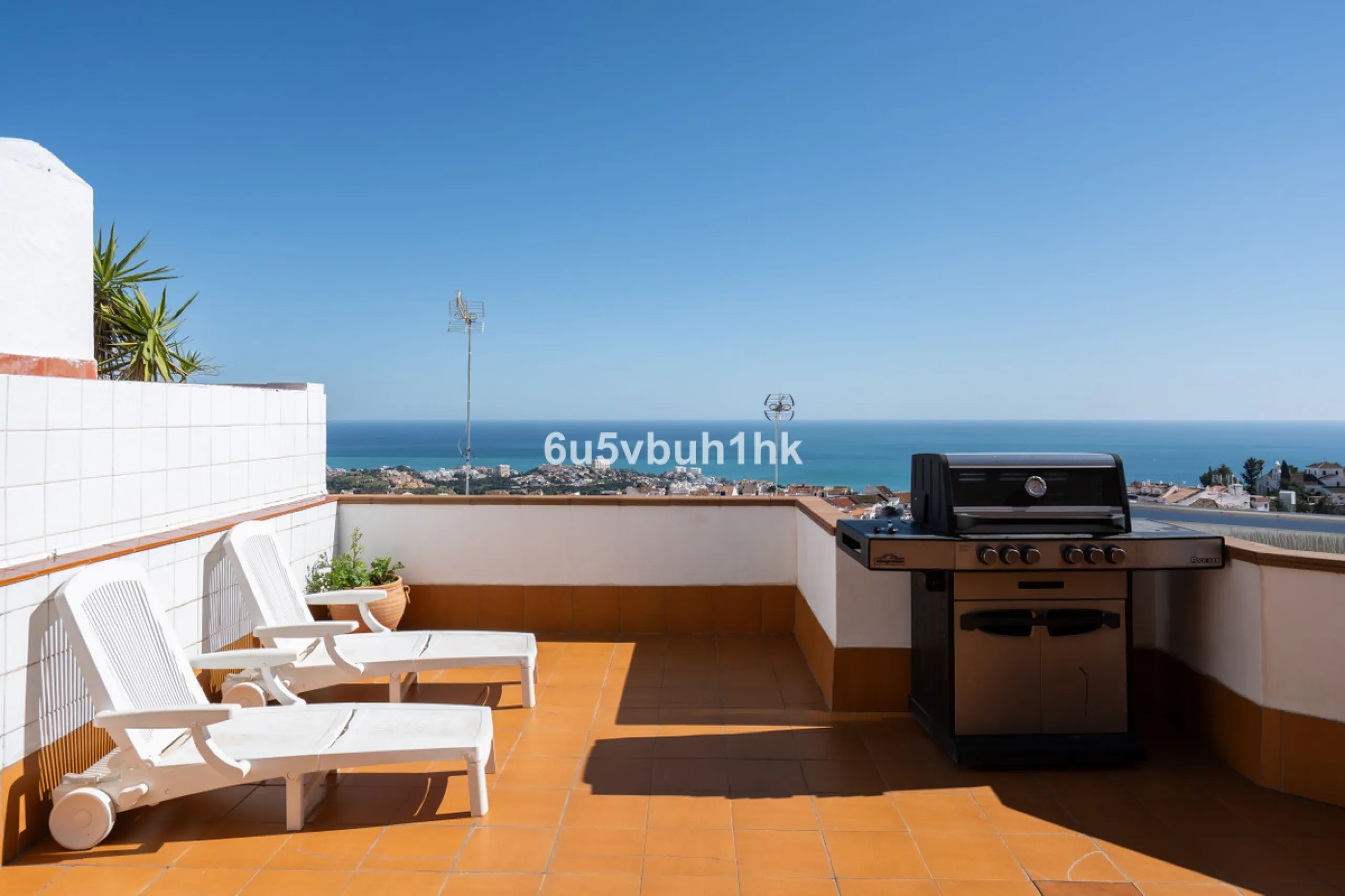 This entire house offers versatile possibilities for personal use, a holiday home, or as an investment opportunity.