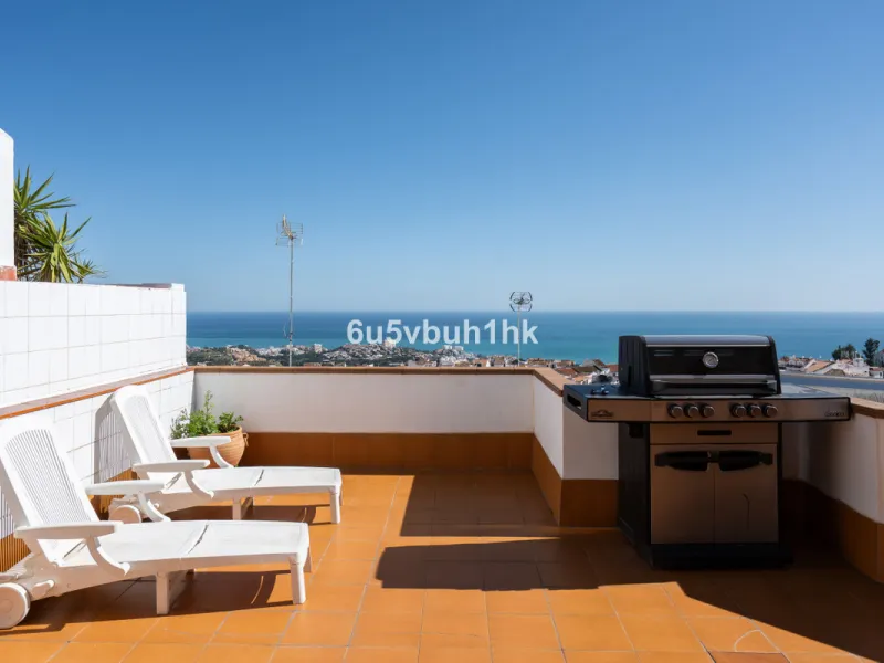 This entire house offers versatile possibilities for personal use, a holiday home, or as an investment opportunity.