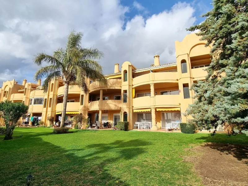 This inviting first‑floor apartment in the sought‑after El Porton community in Calahonda offers generous space, modern comfort and a wonderfully relaxed Mediterranean lifestyle. The home features two bedrooms and two bathrooms, including a main bedroom wi