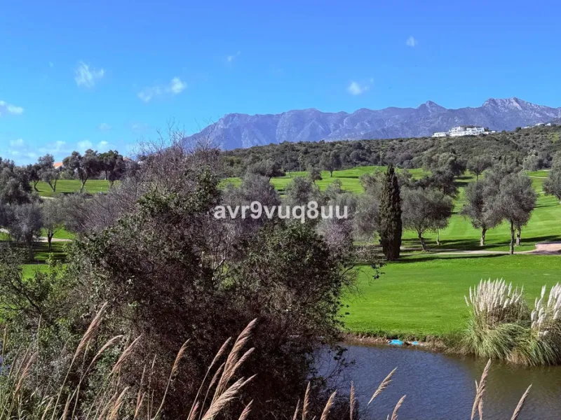 This very located detached house is situated in a quiet cul de sac, in the lower part of El Rosario. So within a very short walk are many amenities such as the local tennis club and gym, a very nice selection of Spanish and Interntional cafes and bars, an