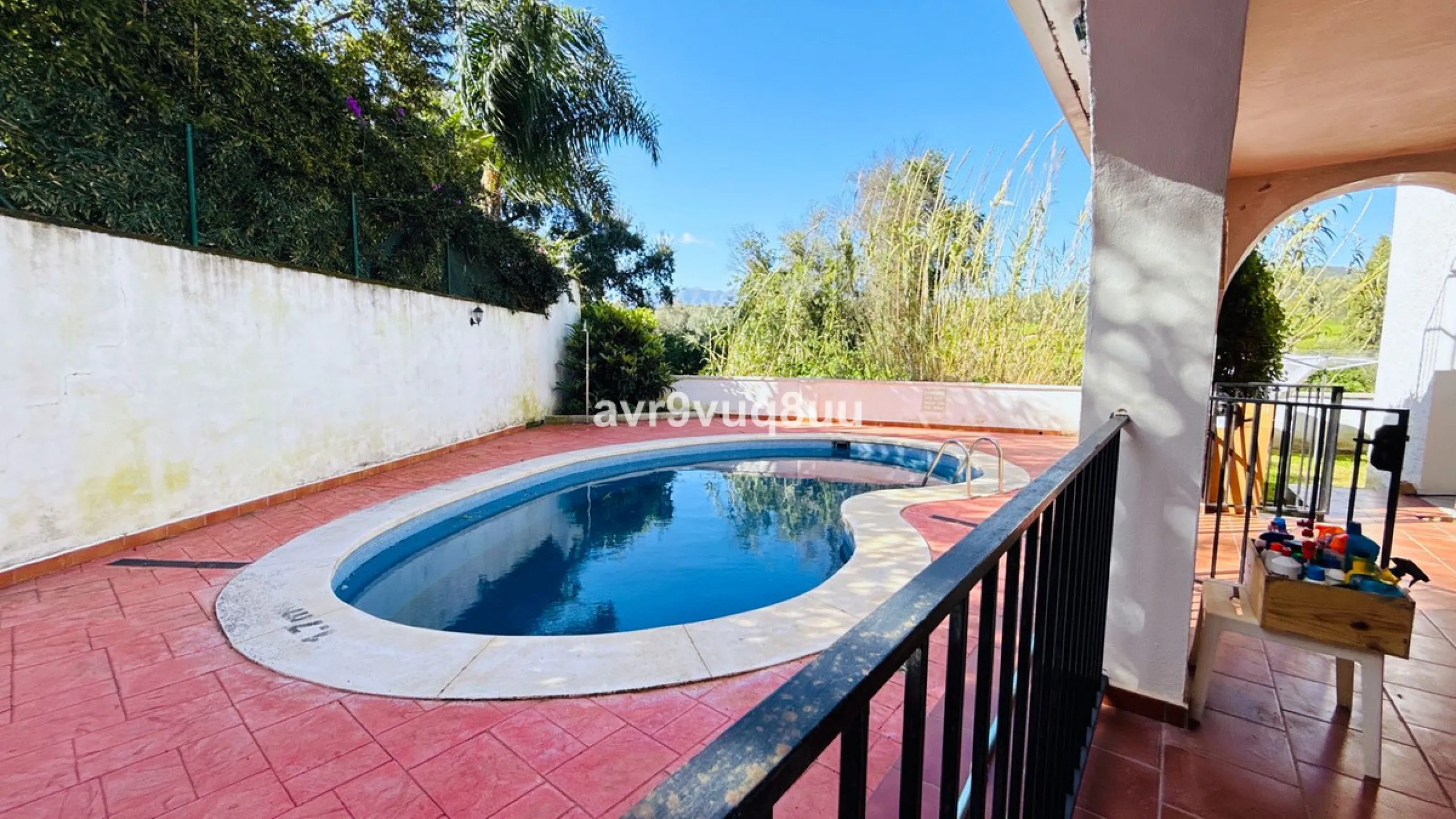 This very located detached house is situated in a quiet cul de sac, in the lower part of El Rosario. So within a very short walk are many amenities such as the local tennis club and gym, a very nice selection of Spanish and Interntional cafes and bars, an