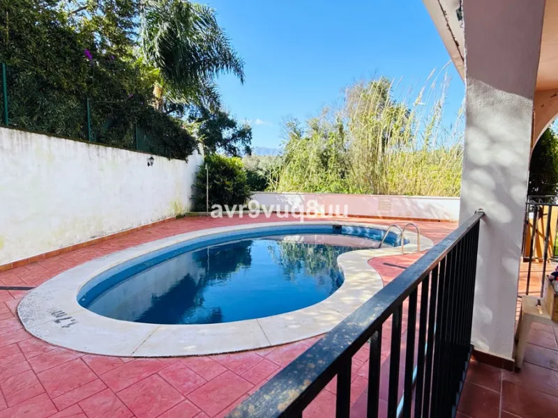 This very located detached house is situated in a quiet cul de sac, in the lower part of El Rosario. So within a very short walk are many amenities such as the local tennis club and gym, a very nice selection of Spanish and Interntional cafes and bars, an
