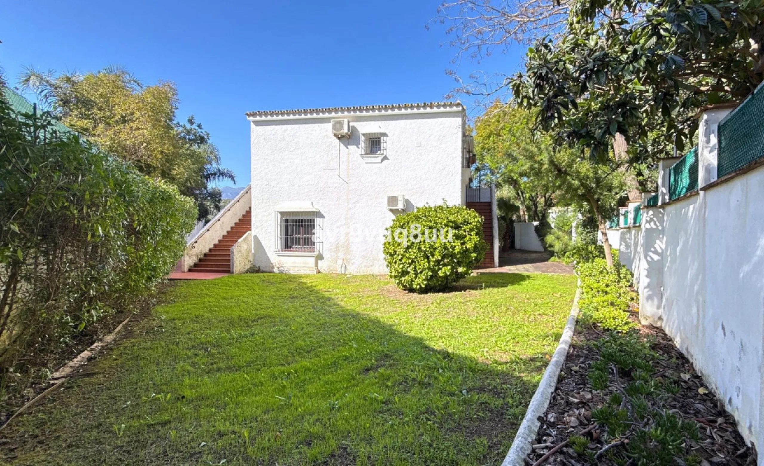 This very located detached house is situated in a quiet cul de sac, in the lower part of El Rosario. So within a very short walk are many amenities such as the local tennis club and gym, a very nice selection of Spanish and Interntional cafes and bars, an